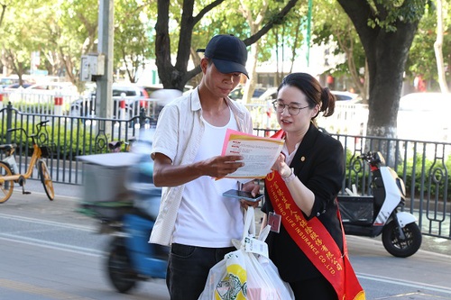 厦门分公司组织工作人员在分公司职场附近的公交站地铁站向市民宣传金融知识  (6)